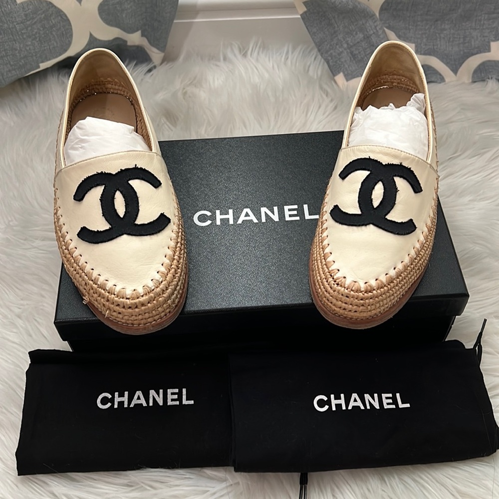 Pre-loved***  Chanel Espadrilles Black/Ivory